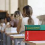 Milano, chiedeva soldi a stranieri per superare esami: sospeso docente
