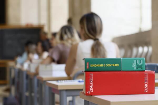 Esemi di Maturità 2023 prima prova italiano a Liceo Visconti a Roma