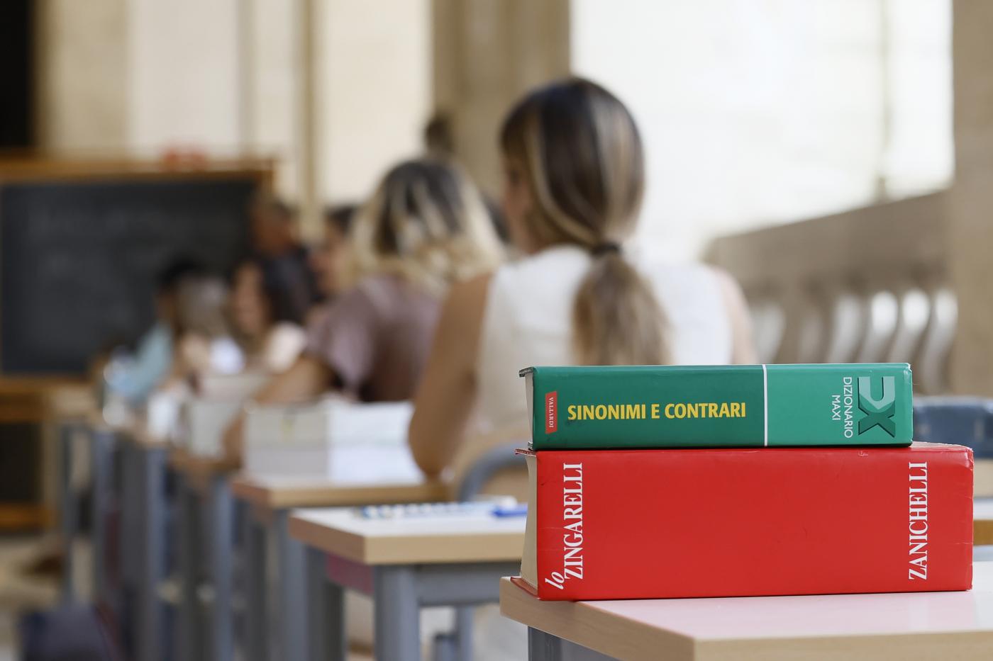 Milano, chiedeva soldi a stranieri per superare esami: sospeso docente Milano, chiedeva soldi a stranieri per superare esami: sospeso docente
