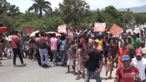 Haiti, infermiera americana rapita con figlio: bimbi manifestano