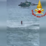 Genova, 2 ragazzi salvati in mare con l’elicottero