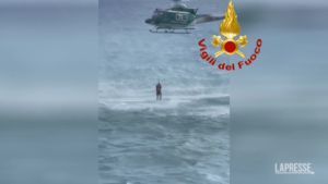 Genova, 2 ragazzi salvati in mare con l’elicottero