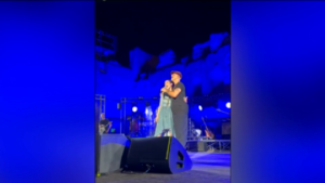 Eros Ramazzotti, duetto con la figlia a Taormina: i due cantano “l’Aurora”