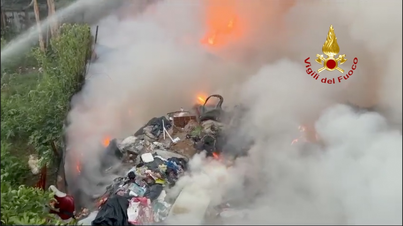 Roma, a fuoco discarica abusiva in zona est della Capitale Roma, a fuoco discarica abusiva in zona est della Capitale