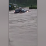 Alluvione Slovenia, donna salvata dalla sua auto sommersa