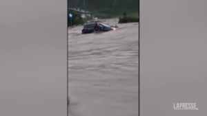 Alluvione Slovenia, donna salvata dalla sua auto sommersa