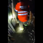 Alluvioni in Slovenia, i soccorritori in una casa allagata
