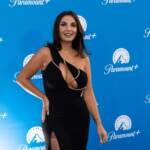 Elettra Lamborghini, le lanciano una bottiglia e lei interrompe il concerto