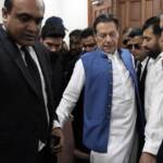 Pakistan, ex premier Imran Khan condannato a 3 anni per corruzione