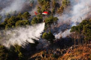 Canadair in volo sul palermitano, Altofonte in fiamme