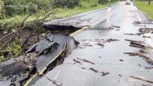 Vermont, piogge torrenziali: voragini in autostrada