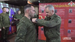 Ucraina, Sergei Shoigu premia i soldati russi al fronte