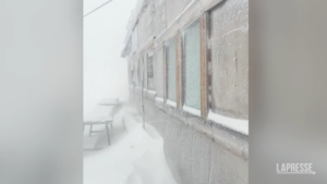 Neve in agosto sulle Dolomiti, le spettacolari immagini da un rifugio sulla Marmolada