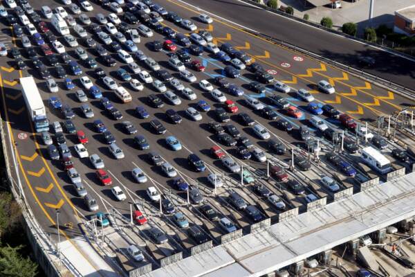 traffico sostenuto al casello di Roma sud