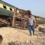 Pakistan, treno deragliato: le immagini dal luogo della tragedia