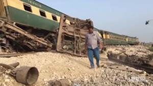 Pakistan, treno deragliato: le immagini dal luogo della tragedia