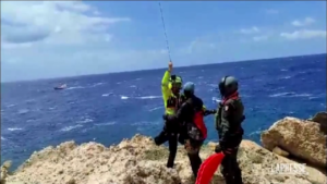 Migranti, 25 bloccati su scogli a Lampedusa: soccorsi in elicottero