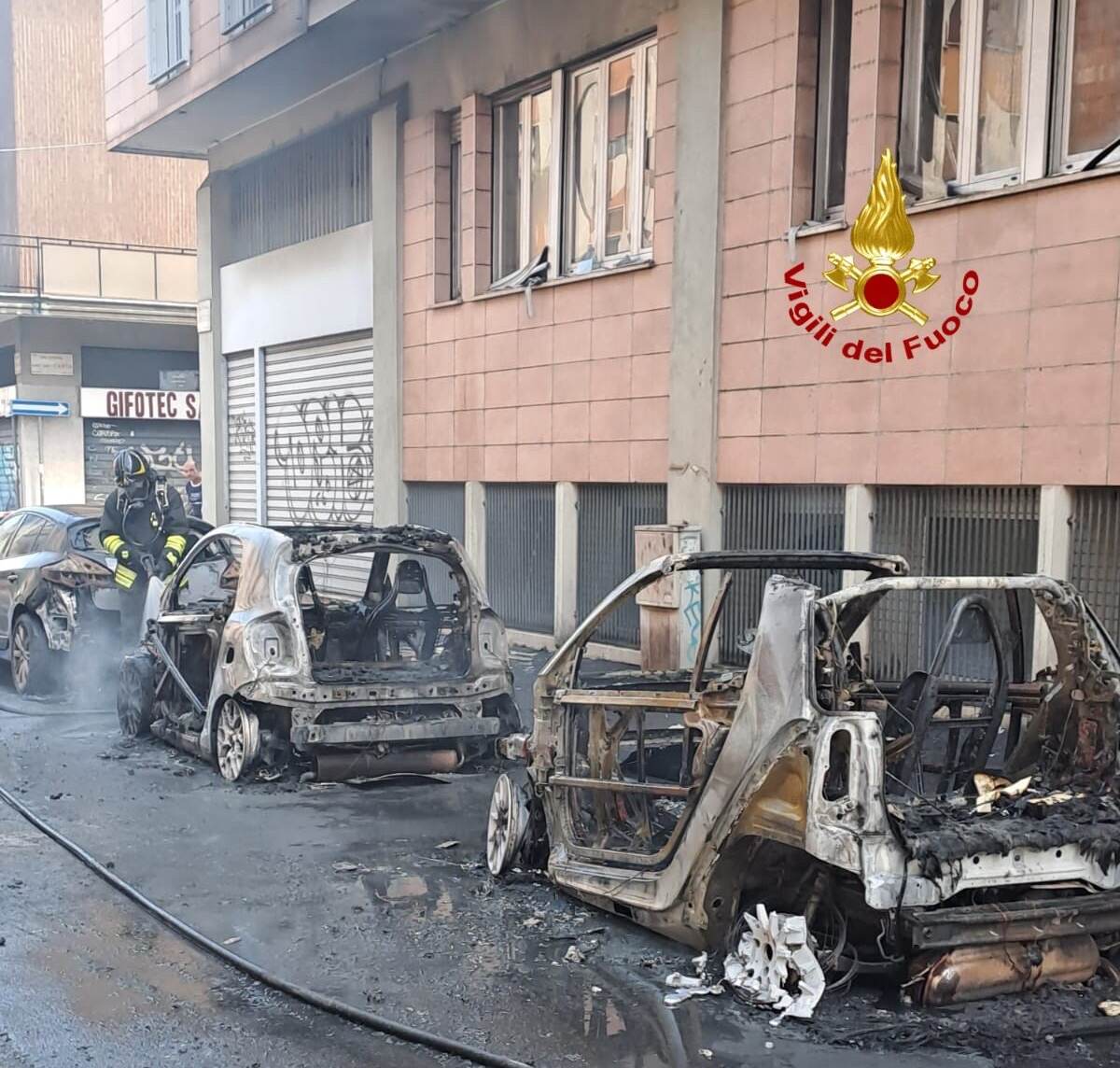Milano, due auto a fuoco in zona Ponte Nuovo Milano, due auto a fuoco in zona Ponte Nuovo