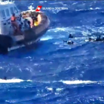 Naufragi a Lampedusa: Guardia Costiera soccorre migranti tra onde altissime