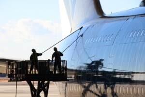 Un Airbus A380 l'aereo passeggeri più grande del mondo viene lavato nell'hangar dell'aeroporto di Narita