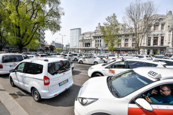 Corteo di Taxi di Torino fino in stazione centrale per sciopero in collaborazione con i tassisti milanesi