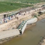 Treno deragliato in Pakistan, 30 morti e 100 feriti: le immagini da Nawabshah