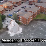 Alaska, si scioglie il ghiacciaio e l’acqua travolge una casa