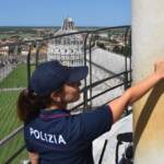 Pisa, incide iniziali fidanzato sulla Torre: denunciata