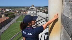 Pisa, incide iniziali fidanzato sulla Torre: denunciata