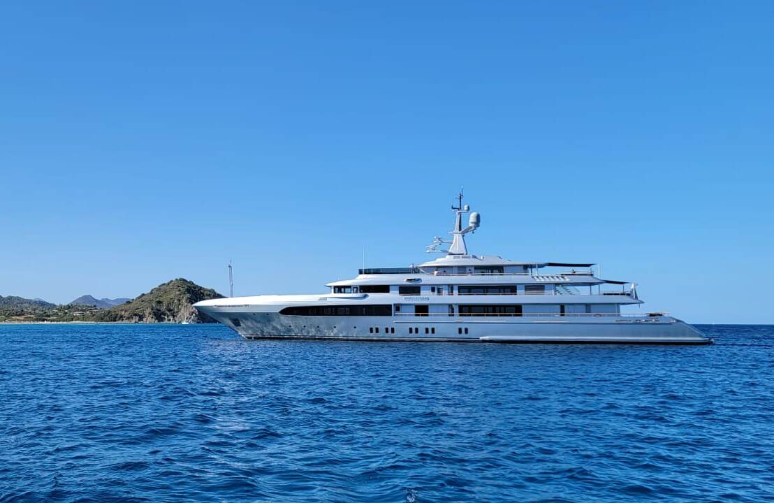 Incendi Sardegna, maxi yacht Dolce&Gabbana ormeggiato vicino a zona roghi