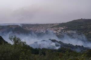 Incendio in Sardegna, vasto rogo nell'Oristanese