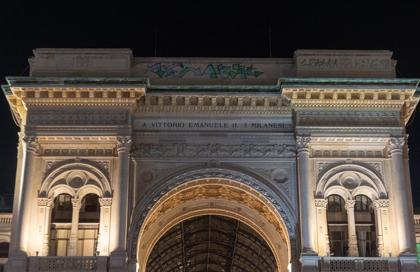 Milano, vandalizzata galleria Vittorio Emanuele II in piazza Duomo