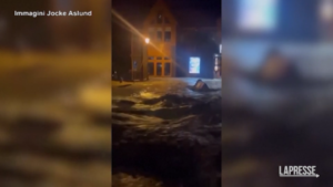 Svezia, fiume Susaback esonda: la città di Åre invasa da acqua e fango