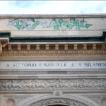 Milano, vandalizzata galleria Vittorio Emanuele II: l’indignazione dei cittadini