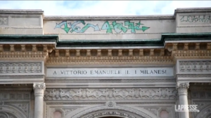 Milano, vandalizzata galleria Vittorio Emanuele II: l’indignazione dei cittadini