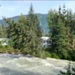 Alaska, fiume in piena erode argini: alberi e case travolte