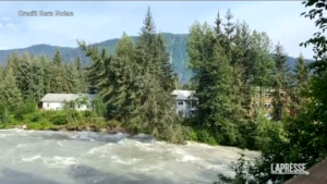 Alaska, fiume in piena erode argini: alberi e case travolte