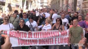 Reddito cittadinanza, blocchi stradali a Napoli