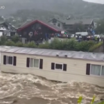 Maltempo in Norvegia, la casa galleggiante si schianta contro il ponte