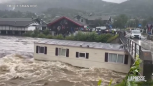 Maltempo in Norvegia, la casa galleggiante si schianta contro il ponte