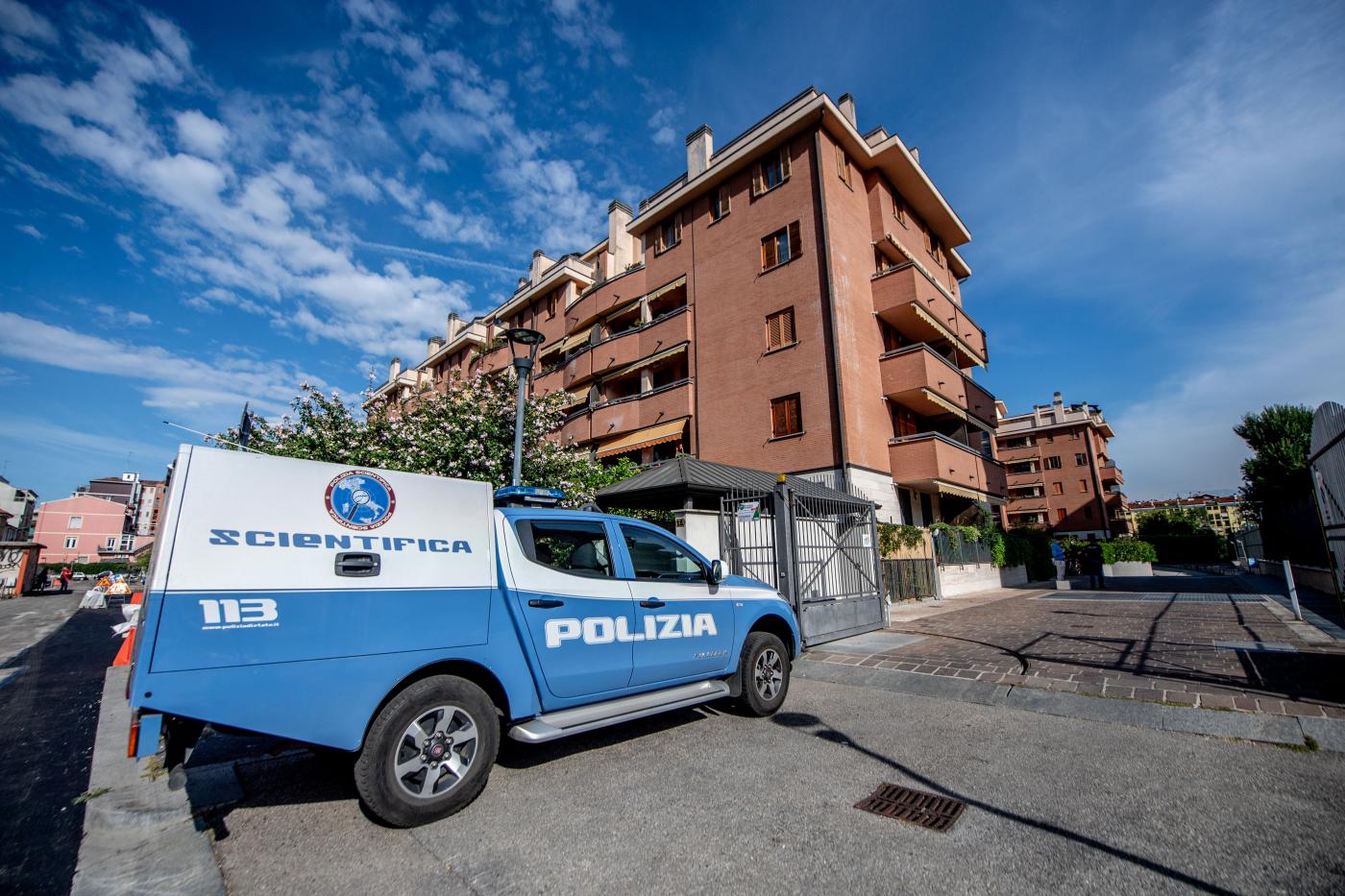 Milano, accoltella a morte la madre e si getta dal quarto piano Milano, accoltella a morte la madre e si getta dal quarto piano