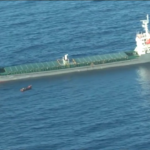 Migranti, i sopravvissuti al naufragio nel Mediterraneo visti dall’aereo della Sea Watch
