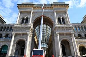 Milano, ripulita facciata galleria Vittorio Emanuele