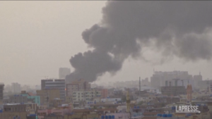 Sudan, ancora combattimenti a Khartoum: palazzi a fuoco