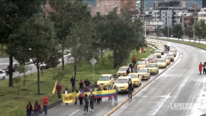 Colombia, tassisti in protesta contro il caro benzina
