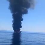 Livorno, barca brucia e cola a picco: salve le nove persone a bordo