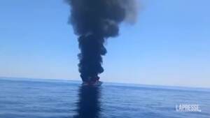 Livorno, barca brucia e cola a picco: salve le nove persone a bordo