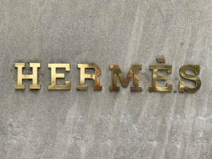 Milano, furto da Hermès: rubate borse per 90mila euro