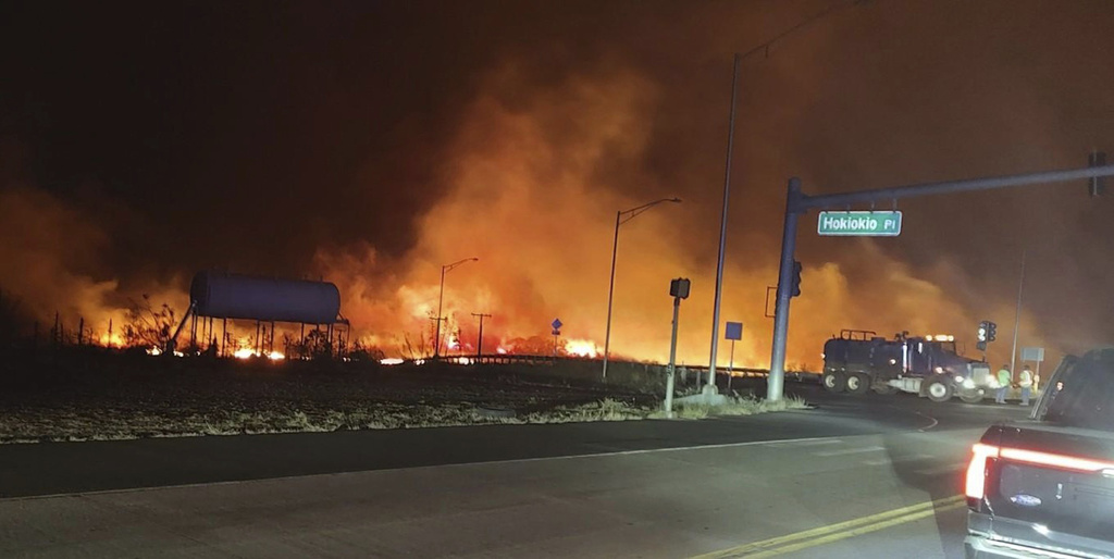 Hawaii nella morsa degli incendi: 36 vittime, 11mila evacuati