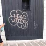 Venezia, vandali in azione: graffiti sul Ponte di Rialto